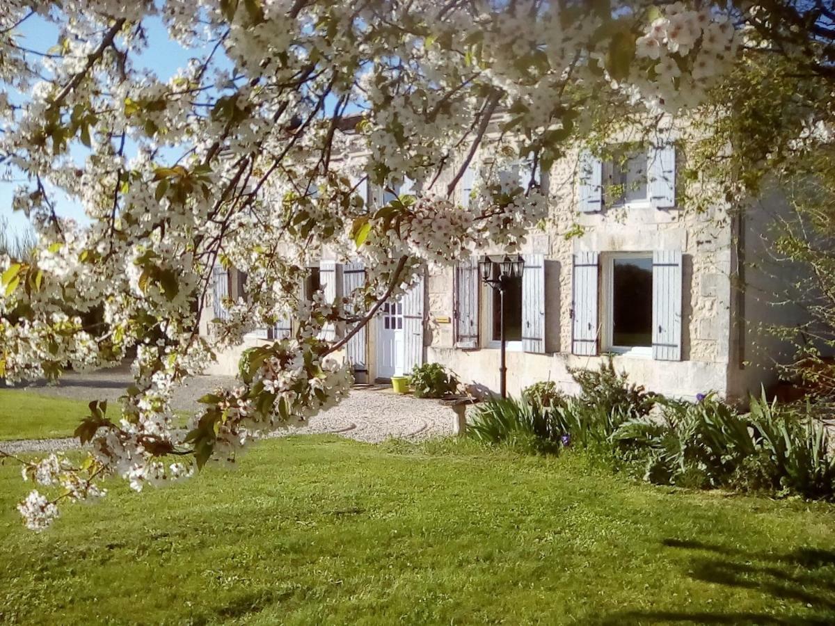 Maison Lavande Panzió Saint-Jean-dʼAngély Kültér fotó